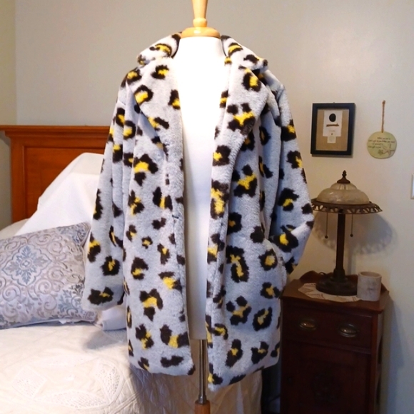 5⭐️s! Striking, SOFT, and fluffy, open-front Teddy bear style jacket - Picture 1 of 9